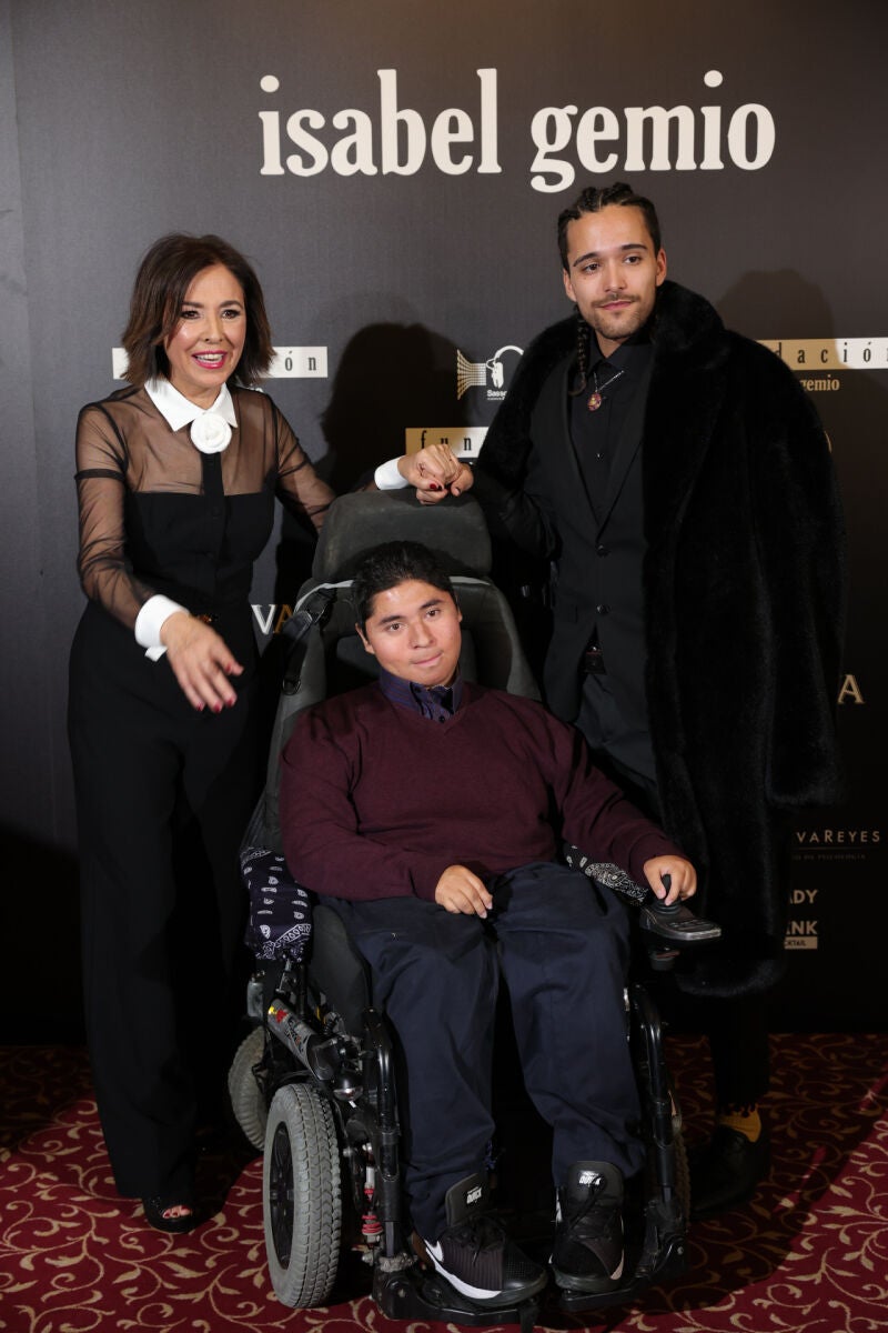 Isabel Gemio junto a sus hijos