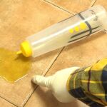 Ni papel de cocina ni bayetas: el método para limpiar el aceite derramado en el suelo o en la encimera sin dejar la superficie grasienta