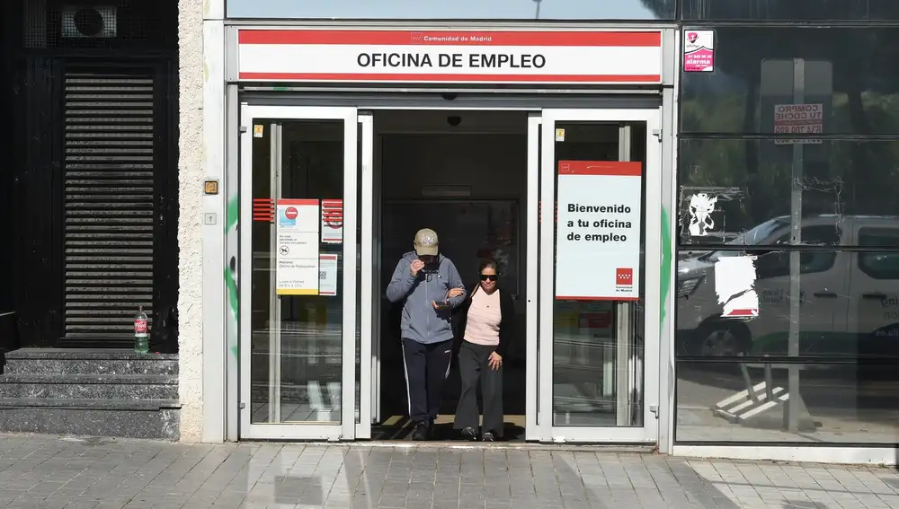 El paro sube en 21.905 personas en agosto empujado por los servicios, pero sigue en mínimos de 2