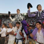 Corrida Goyesca con toros de Juan Manuel Criado para los diestros:(IaD)Tomás Rufo, Talavante y Roca Rey, en la imagen salen a hombros de la plaza