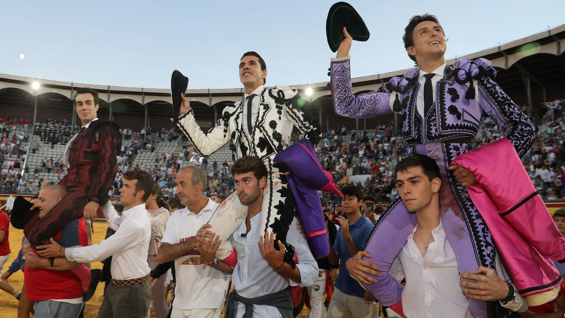 Corrida Goyesca con toros de Juan Manuel Criado para los diestros:(IaD)Tomás Rufo, Talavante y Roca Rey, en la imagen salen a hombros de la plaza