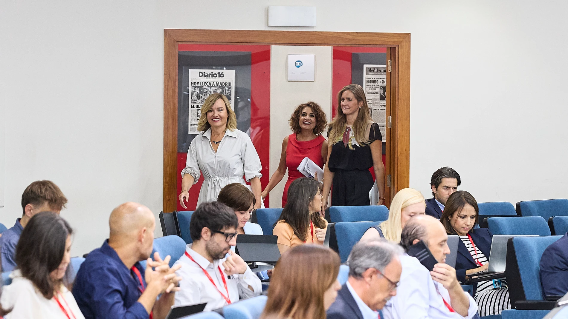 (I-D) La ministra Portavoz, Pilar Alegría; la vicepresidenta primera y ministra de Hacienda, María Jesús Montero y la vicepresidenta tercera y ministra para la Transición Ecológica, Sara Aagesen, llegan a una rueda de prensa posterior a la reunión del Consejo de Ministros, a 2 de septiembre de 2025, en Madrid (España). El presidente del Gobierno, ha anunciado que el Consejo de Ministros aprueba mañana el Pacto de Estado contra el Cambio Climático, "una hoja de ruta" con diez compromisos de la...
