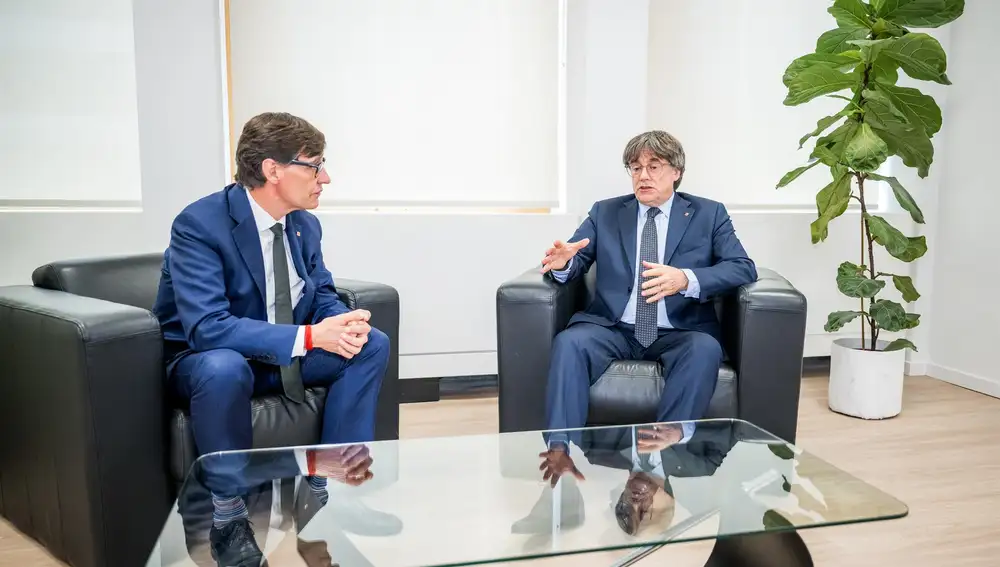 Termina la reunión entre Illa y Puigdemont en Bruselas tras cerca de una hora y media de encuentro
