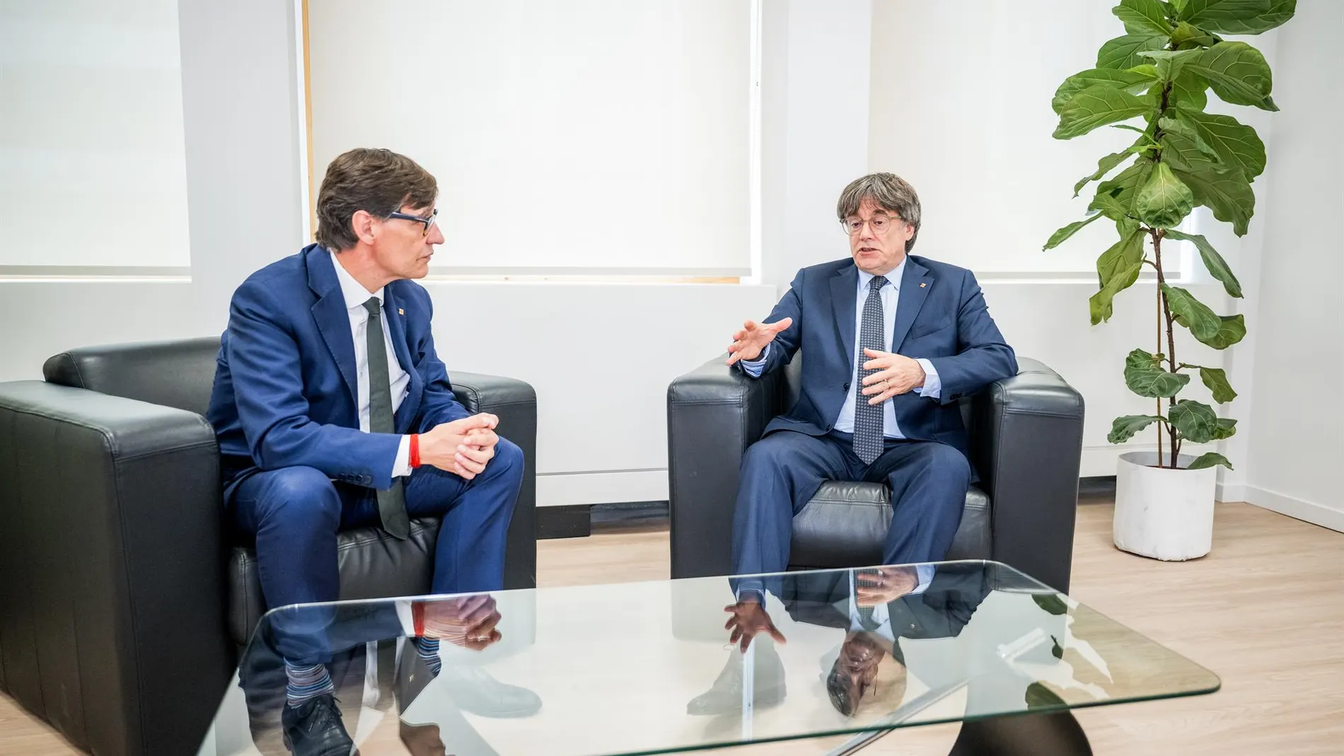 Termina la reunión entre Illa y Puigdemont en Bruselas tras cerca de una hora y media de encuentro