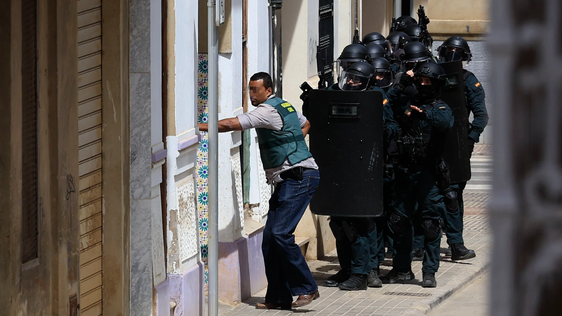 VALENCIA, 02/09/2025.- Un hombre permanece atrincherado y posiblemente armado en una vivienda de la localidad valenciana de Alfafar desde que en la noche de este lunes mantuviera una discusión con un vecino y le hiriera gravemente de tres disparos de escopeta. La Guardia Civil, con apoyo de la Policía Local, ha establecido un cordón policial y sigue custodiando este domicilio, para que el sospechoso salga del inmueble, deje el arma -de portar alguna- y se entregue a los agentes. EFE/Kai Forst...