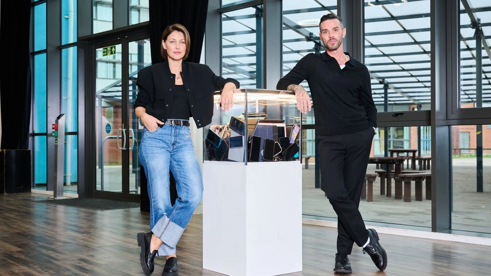 Matt y Emma Willis acompañan a los alumnos de la Escuela Stanway en su experimento de pasar 21 días sin su teléfono móvil