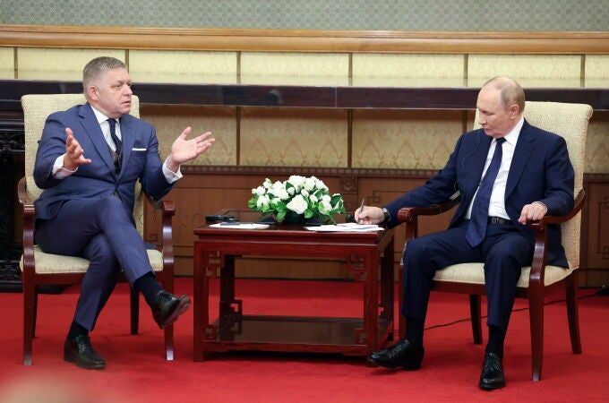 Russian President Putin meets Slovak Prime Minister Fico in China