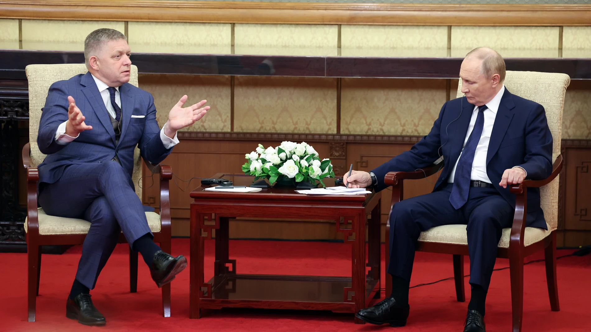 BEIJING (China), 02/09/2025.- Slovak Prime Minister Robert Fico (L) and Russian President Vladimir Putin speak during a meeting at Diaoyutai State Guesthouse in Beijing, China, 02 September 2025. (Rusia, Eslovaquia) EFE/EPA/ALEXANDER KAZAKOV / SPUTNIK / KREMLIN POOL MANDATORY CREDIT