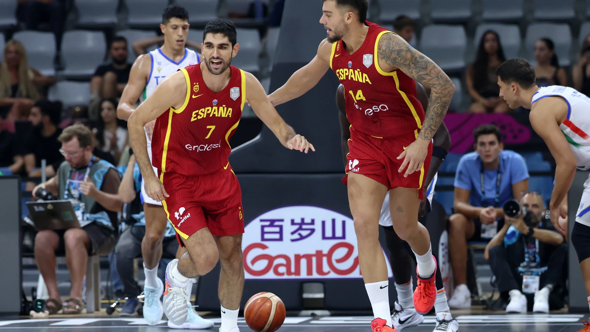 LIMASSOL (Cyprus), 02/09/2025.- Spain's Santi Aldama (L) and Spain's Willy Hernangomez (R) react during the FIBA EuroBasket 2025 group C basketball match between Italy and Spain in Limassol, Cyprus, 02 September 2025. (Baloncesto, Chipre, Italia, España) EFE/EPA/GEORGI LICOVSKI POLAND OUT