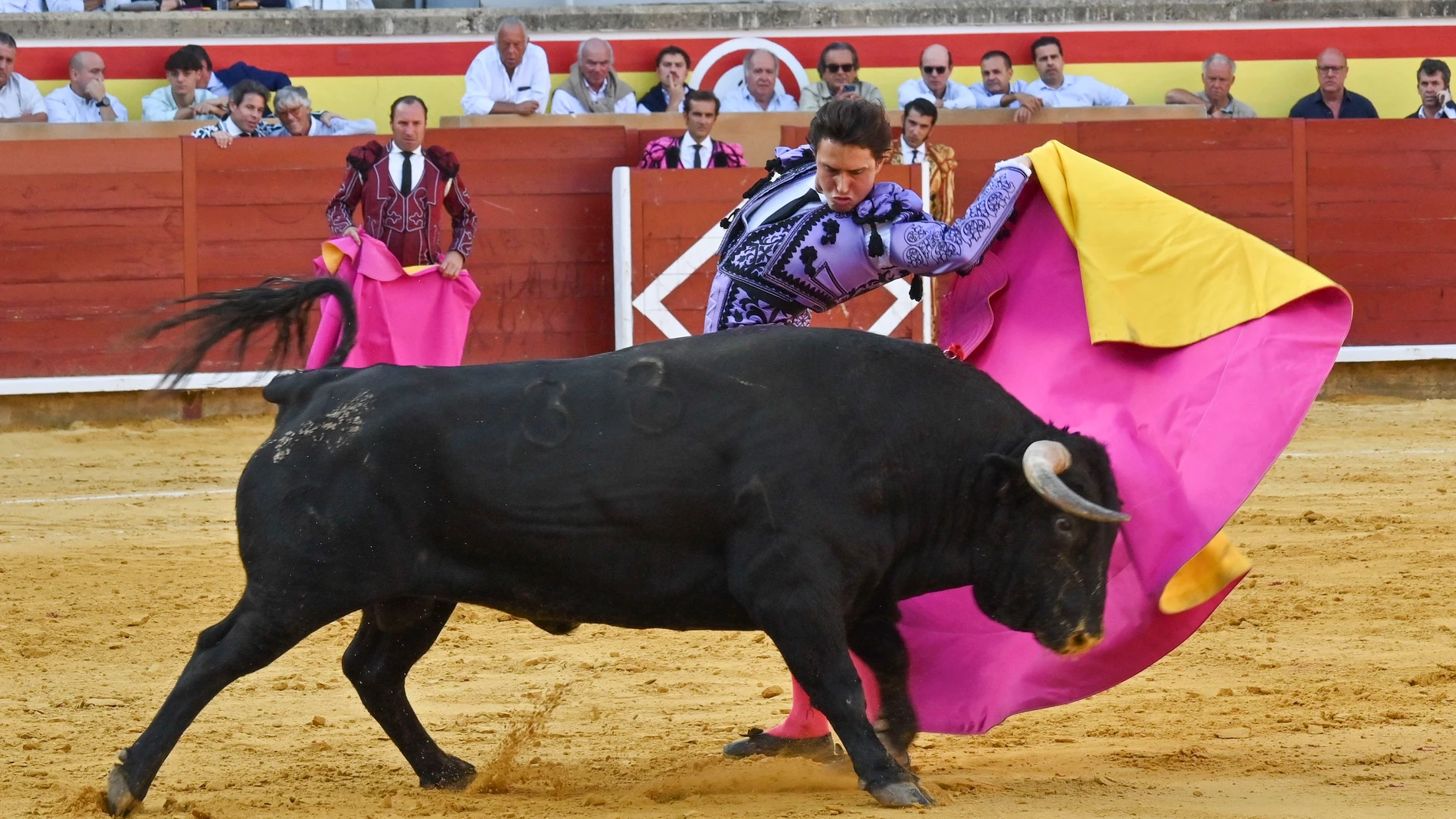 PALENCIA, 02/09/2025.- El diestro peruano Andrés Roca Rey reaparece en los ruedos este martes, en la plaza de toros de Palencia, en su tradicional corrida goyesca, tras la lesión sufrida en Bilbao el pasado 21 de agosto. EFE/ Almudena Álvarez