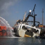 Un buque continúa ardiendo en el puerto de Ribeira (A Coruña) y un amplio dispositivo trata de sofocar el fuego