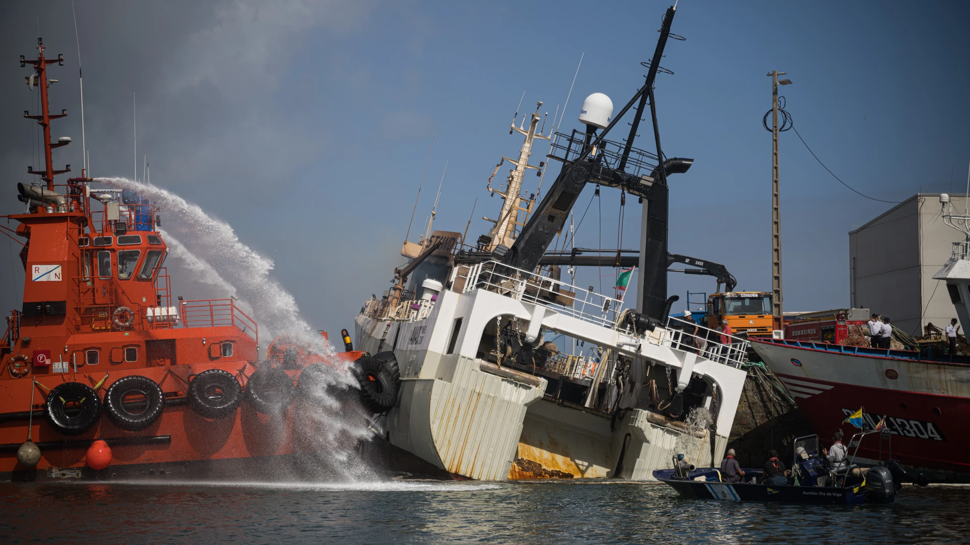 Agentes de los Servicios de Emergencias trabajan por apagar el incendio del buque Awadi, en el puerto de Ribeira, a 2 de septiembre de 2025, en Ribeira, A Coruña, Galicia (España). El buque Awadi arde en el puerto de Ribeira desde ayer lunes por la tarde. El fuego se ha originó en la sala de máquinas mientras se realizaban tareas de reparación. La elevada temperatura a la que se encuentra el barco está dificultando las tareas de extinción. 02 SEPTIEMBRE 2025 Elena Fernández / Europa Press ...
