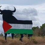 Vox pide castigar la pintada de una bandera palestina en el toro de Osborne de Mallorca