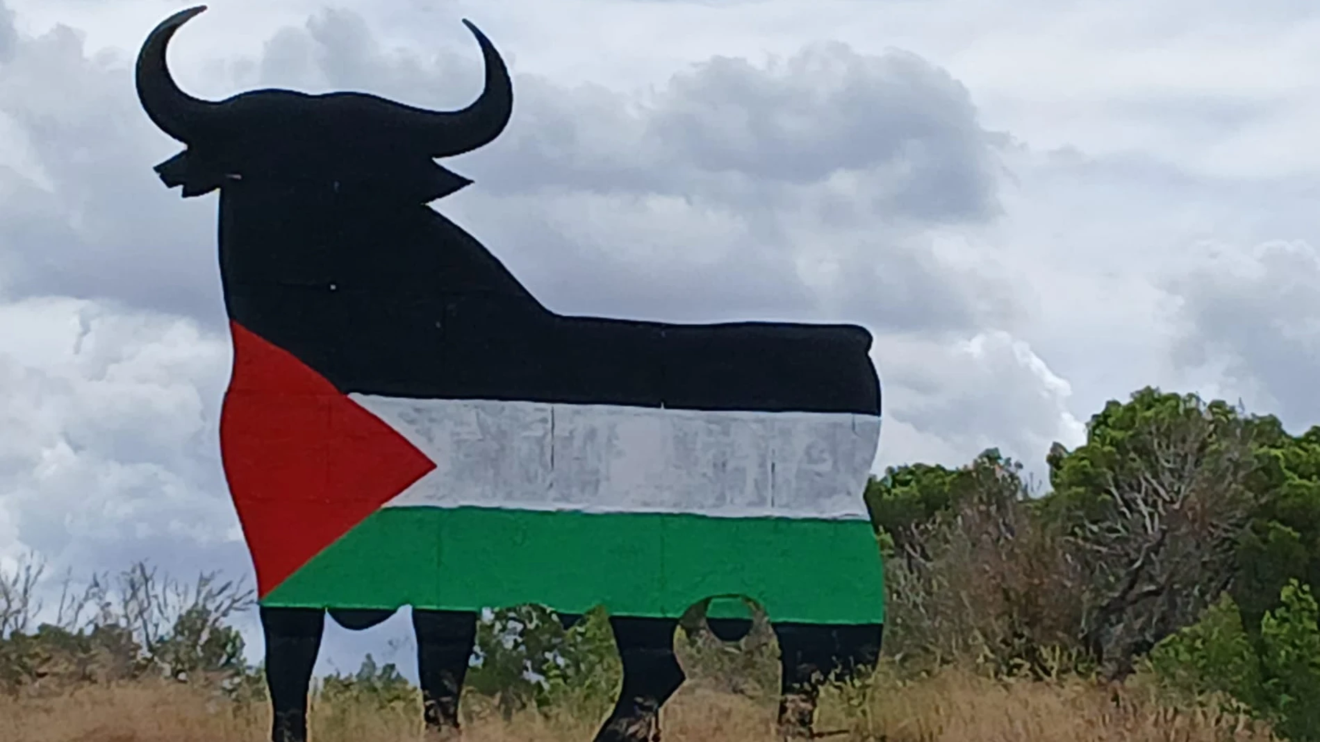 PALMA, 02/09/2025.- Vox ha reclamado este martes que "todo el peso de la ley" caiga contra quienes han pintado una bandera palestina sobre el toro de Osborne de Mallorca. "Es patrimonio cultural y símbolo de nuestra identidad", ha enfatizado el partido. En un comunicado, la formación de derechas denuncia el "acto vandálico" cometido esta madrugada sobre la valla publicitaria, situada en el municipio de Algaida. EFE/Vox -SOLO USO EDITORIAL/SOLO DISPONIBLE PARA ILUSTRAR LA NOTICIA QUE ACOMPAÑA ...