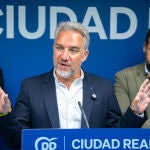 El presidente del Partido Popular de Castilla-La Mancha, Paco Núñez, junto al vicesecretario nacional del PP, Elías Bendodo; y el presidente de la Diputación Provincial de Ciudad Real y del PP-CR, Miguel Ángel Valverde.