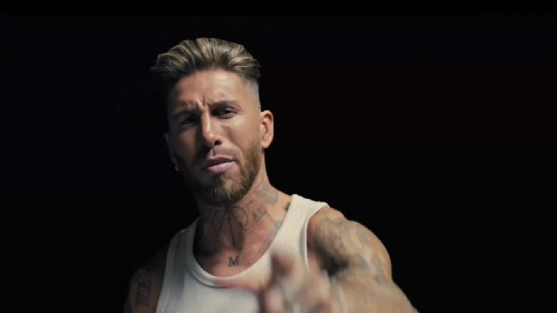 Fotograma del videoclip de Sergio Ramos de su canción Cibeles