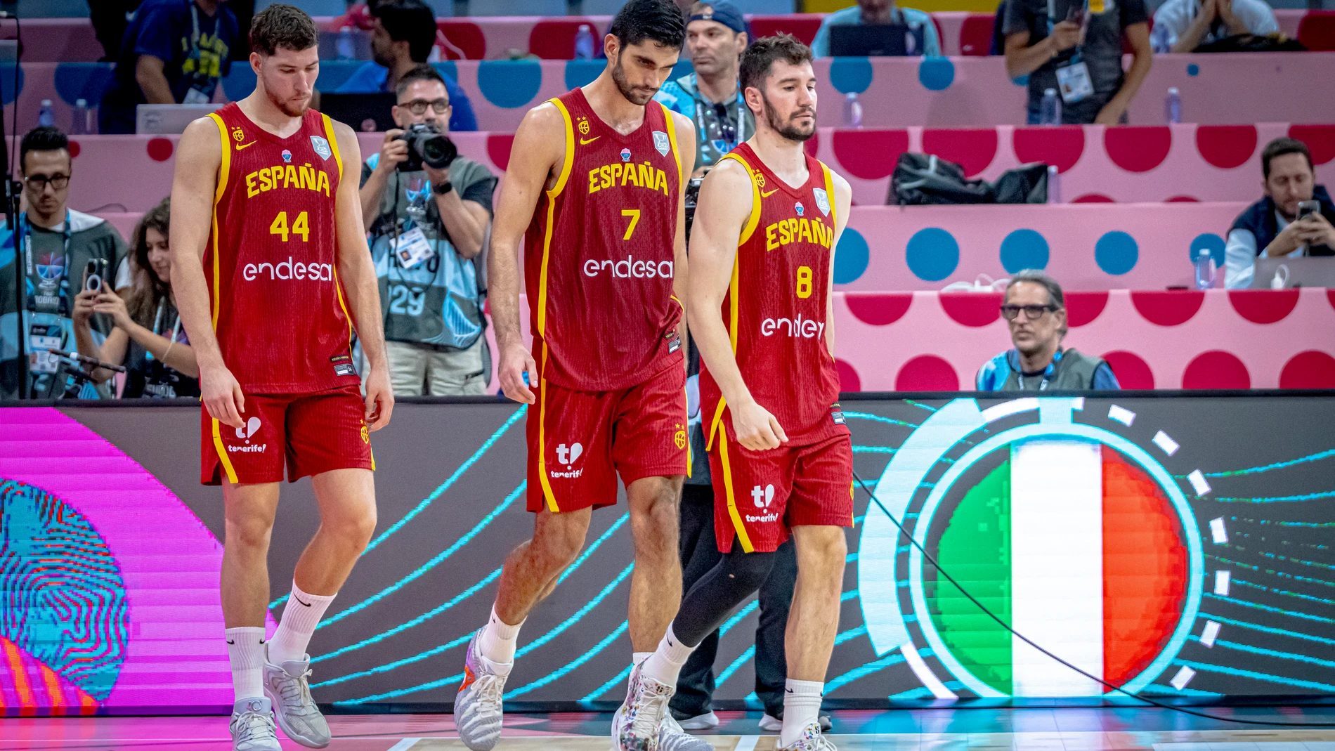 Aldama, Brizuela y Parra, decepcionados tras la derrota en el España-Italia del Eurobasket 2025 REMITIDA / HANDOUT por ALBERTO NEVADO Fotografía remitida a medios de comunicación exclusivamente para ilustrar la noticia a la que hace referencia la imagen, y citando la procedencia de la imagen en la firma 02/09/2025