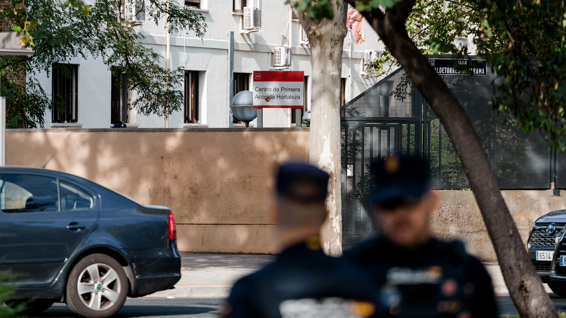 Agentes de la Policía Nacional acordonan el centro de Primera Acogida de Hortaleza, a 2 de septiembre de 2025, en Madrid (España). Ambas han comparecido para denunciar la violación a una niña presuntamente por parte de un menor que se aloja en el centro. 02 SEPTIEMBRE 2025 Carlos Luján / Europa Press 02/09/2025
