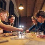 10 pasatiempos de la vieja escuela con los que crecieron los baby boomers y que ahora están en auge nuevamente