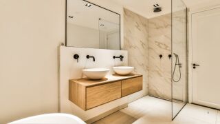 Ni azulejos ni pintura: esta es la nueva tendencia que transformar&aacute; el ba&ntilde;o en 2026