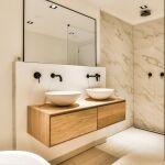 Ni azulejos ni pintura: esta es la nueva tendencia que transformar&aacute; el ba&ntilde;o en 2026