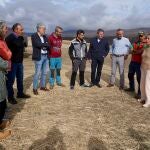 La consejera María González Corral conversa con algunos de los ganaderos afectados por los incendios en León