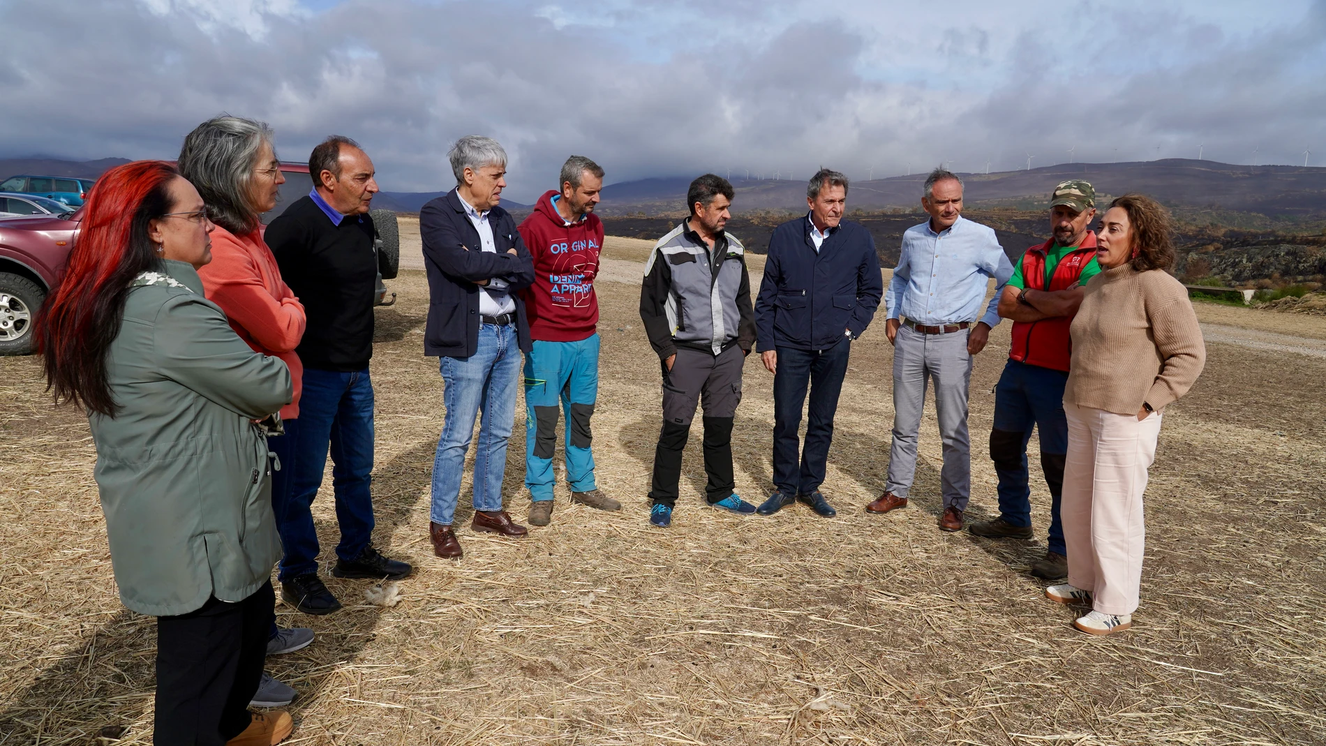 La consejera María González Corral conversa con algunos de los ganaderos afectados por los incendios en León