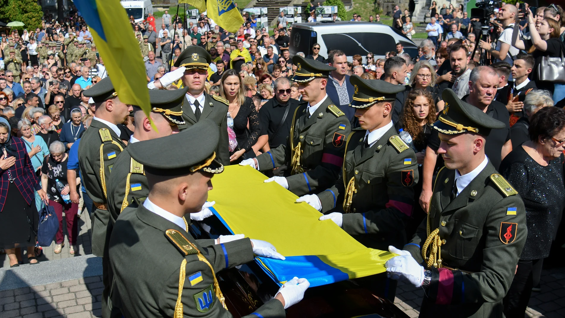 LVIV (Ukraine), 02/09/2025.- Ukrainians attend the farewell ceremony for Andriy Parubiy on a cemetery in Lviv, Western Ukraine, 02 September 2025. Parubiy, 54, a former speaker of the Ukrainian Parliament, was shot dead on 30 August 2025 in the western Ukrainian city of Lviv. Ukrainian police announced the arrest of a suspect in the murder of Andriy Parubiy in the Khmelnitskyi region of Ukraine on 01 September 2025. (Rusia, Ucrania, Leópolis) EFE/EPA/MYKOLA TYS