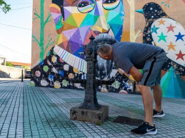 Un hombre bebe agua de una fuente en Polanco