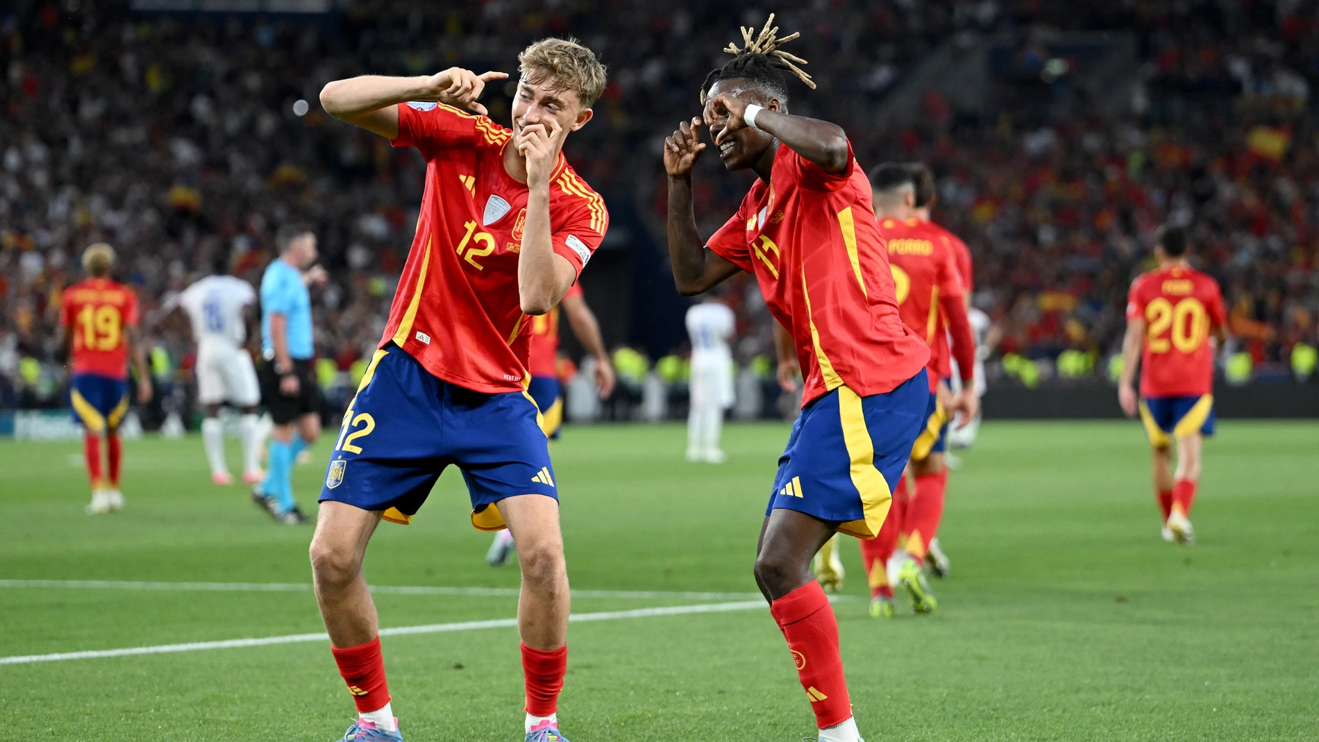 (Foto de ARCHIVO) 05 June 2025, Baden-Wuerttemberg, Stuttgart: Spain's Nico Williams (R) celebrates scoring his side's first goal with teammate Dean Huijsen during the UEFA Nations League semi-final soccer match between Spain and France at Stuttgart Arena. Photo: Marijan Murat/dpa 05/06/2025 ONLY FOR USE IN SPAIN