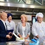 La consejera de Industria, Comercio y Empleo, Leticia García, visita la Escuela Internacional de Cocina, junto a Víctor Caramanzana