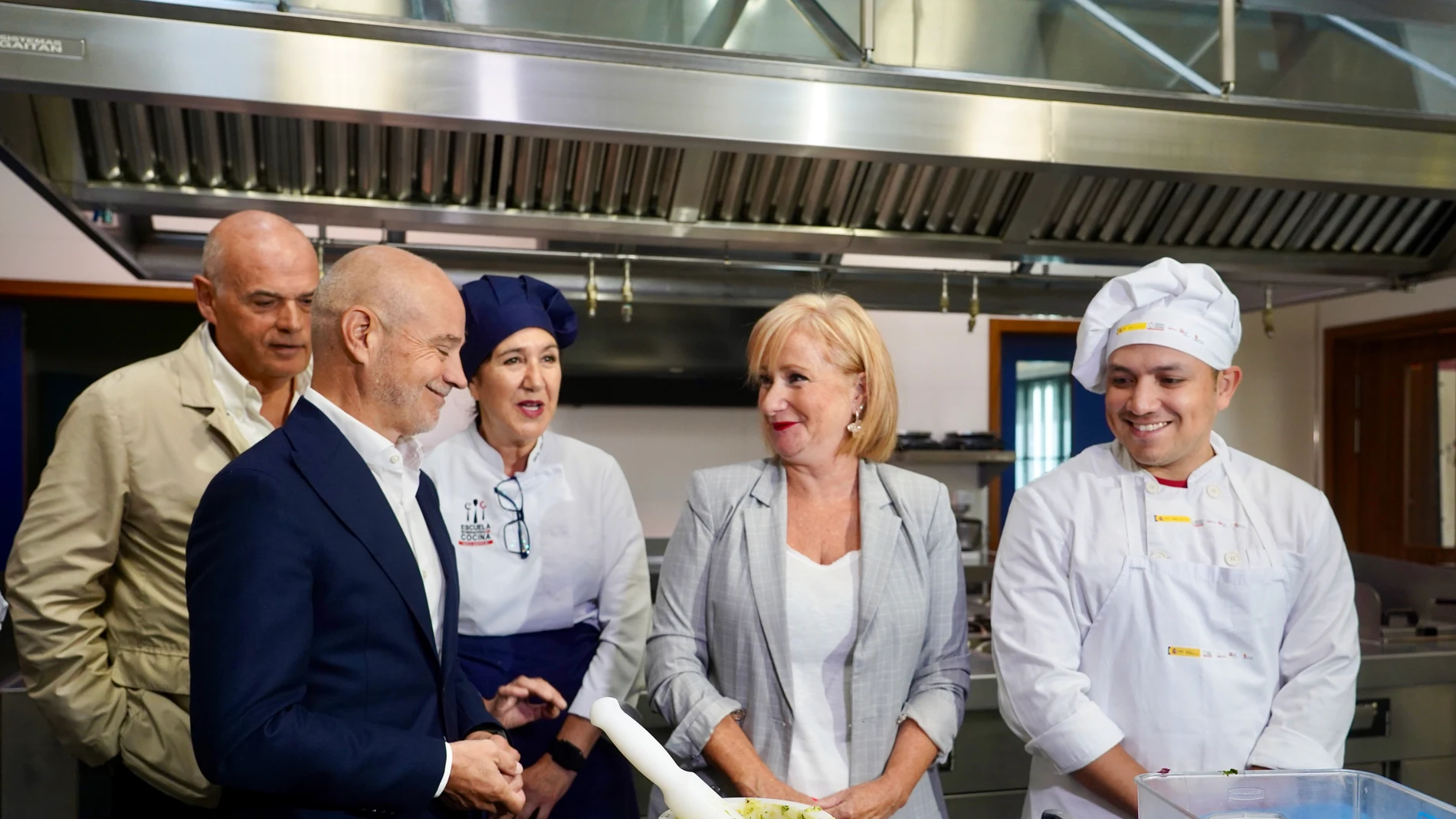 La consejera de Industria, Comercio y Empleo, Leticia García, visita la Escuela Internacional de Cocina, junto a Víctor Caramanzana