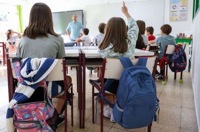 Un profesor imparte clases en un aula de Primaria 