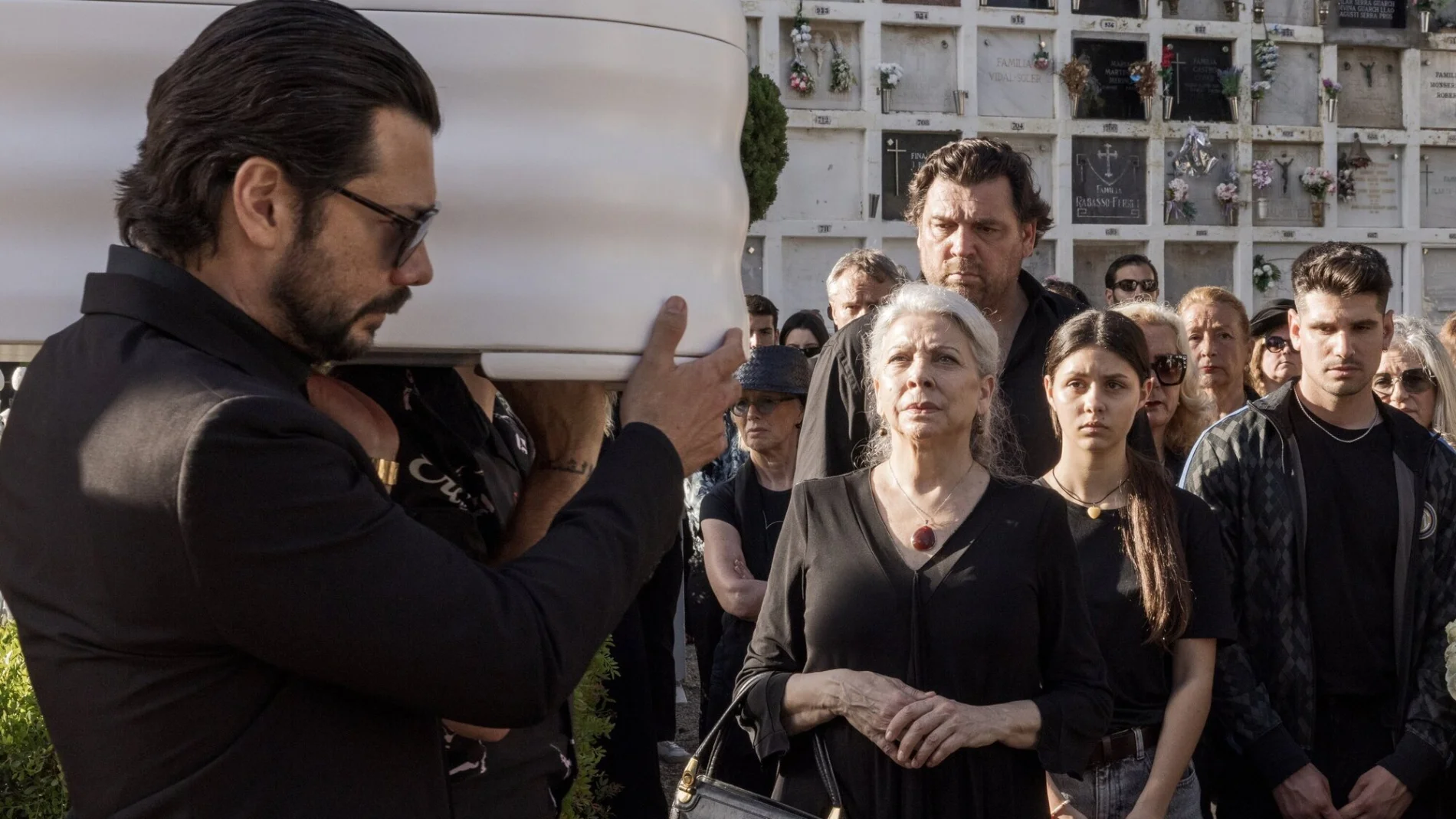 Álvaro Morte, Kiti Mánver y Hovik Keuchkerian encabezan el reparto de la serie