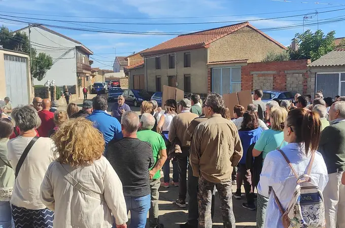 Unas 300 personas reclaman en Olleros de Tera (Zamora) la libertad para el dueño del bar, que hirió ayer a un presunto ladrón Unas 300 personas reclaman en Olleros de Tera (Zamora) la libertad para el dueño del bar, que hirió ayer a un presunto ladrón