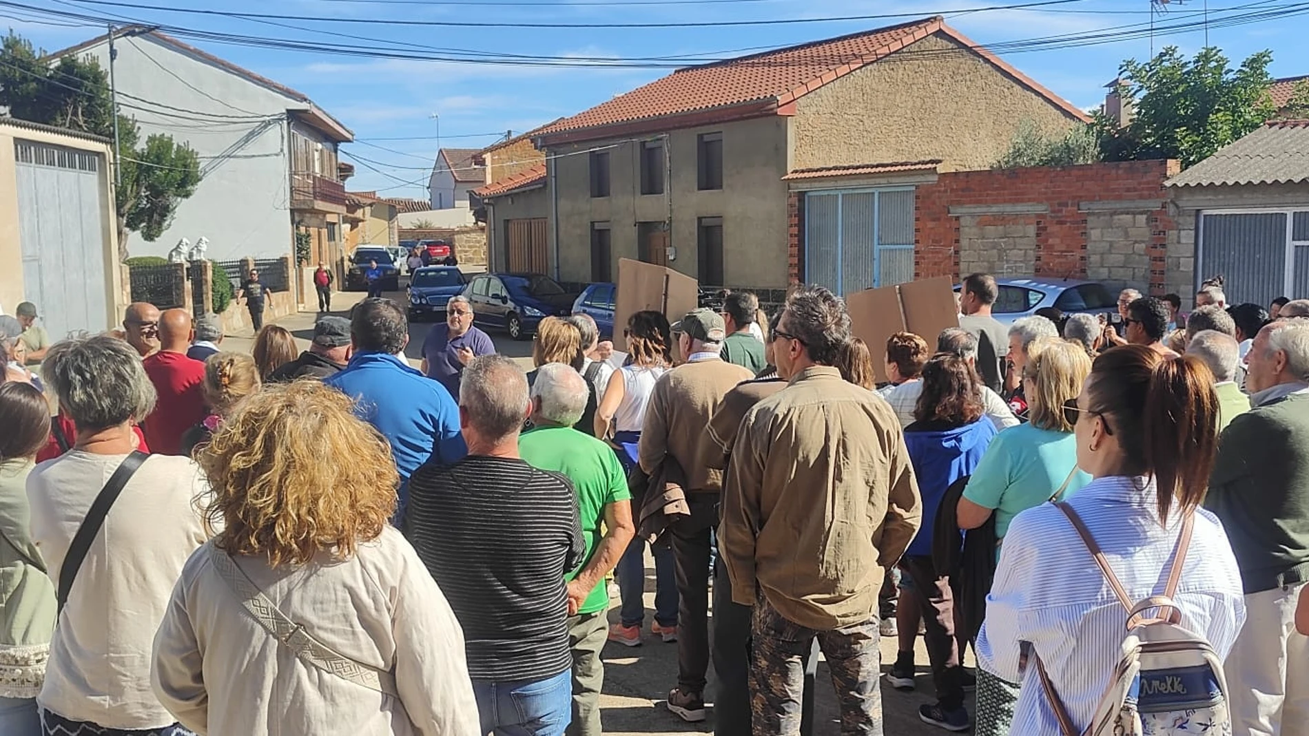 Unas 300 personas reclaman en Olleros de Tera (Zamora) la libertad para el dueño del bar