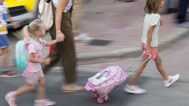 Algunos niños se dirigen al centro escolar caminando