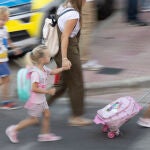 Algunos niños se dirigen al centro escolar caminando