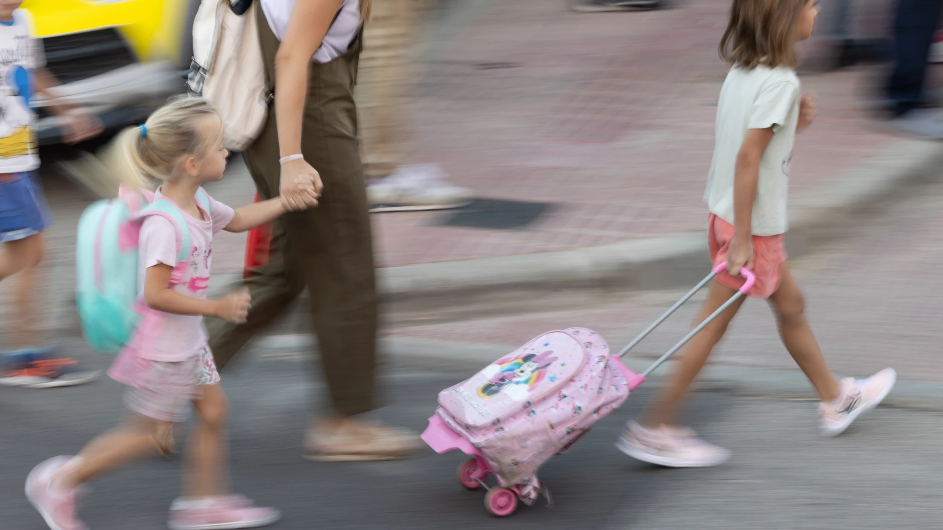 Algunos niños se dirigen al centro escolar caminando