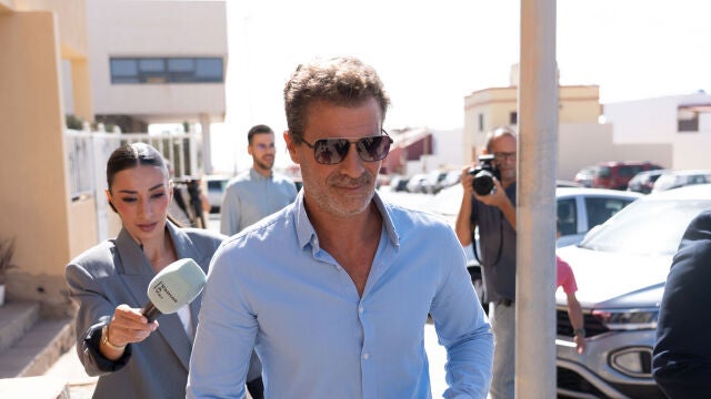 Rodolfo Sancho testifica como acusado de manipular a un testigo en el juicio de su hijo