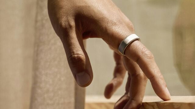 El mayor fabricante de anillos inteligentes se alía, sin querer, con una de las empresas de minado de datos más importantes y polémicas