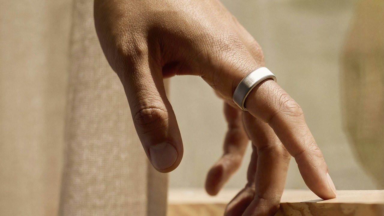 El mayor fabricante de anillos inteligentes se alía, sin querer, con una de las empresas de minado de datos más polémicas