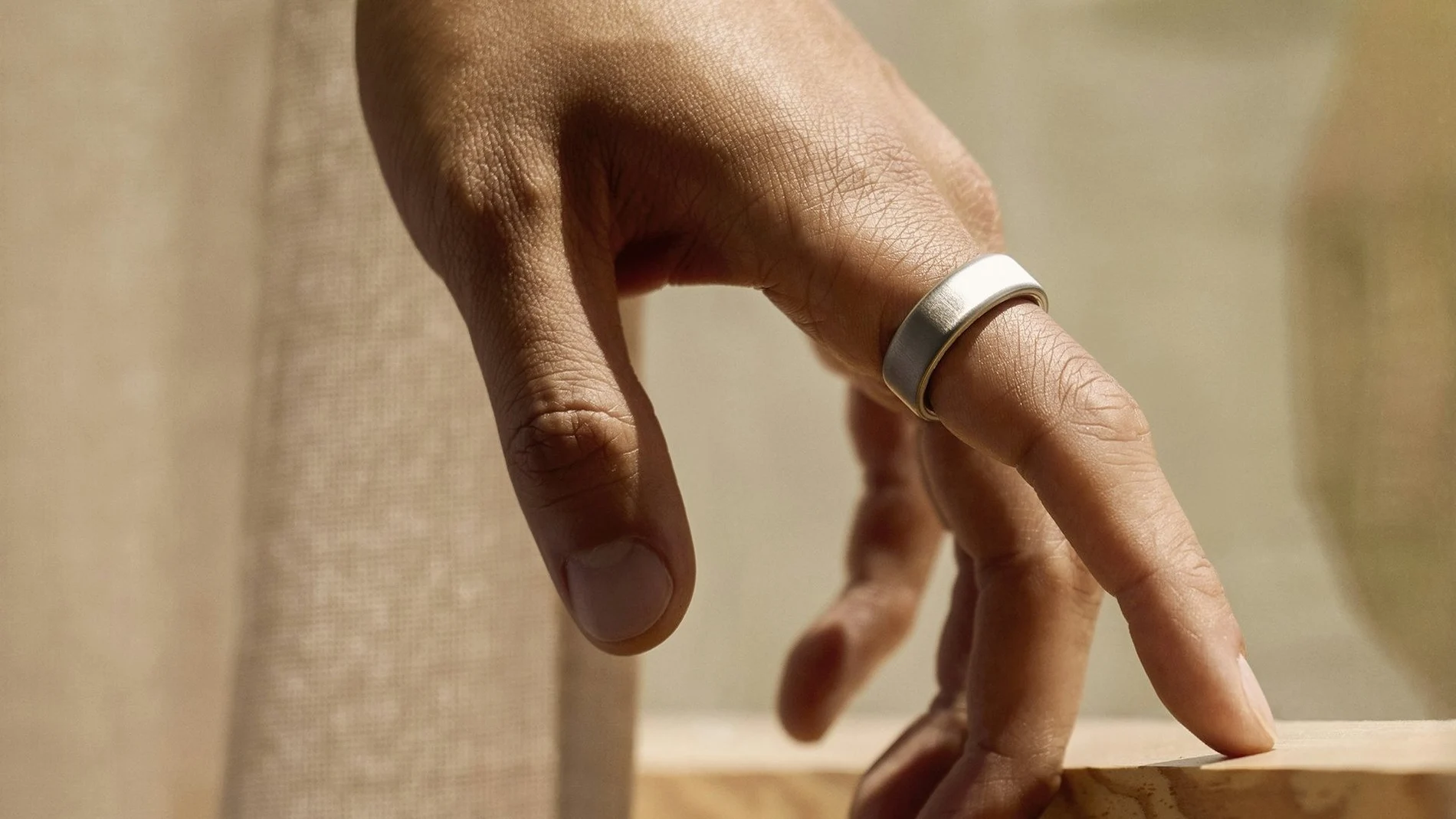 El mayor fabricante de anillos inteligentes se alía, sin querer, con una de las empresas de minado de datos más importantes y polémicas