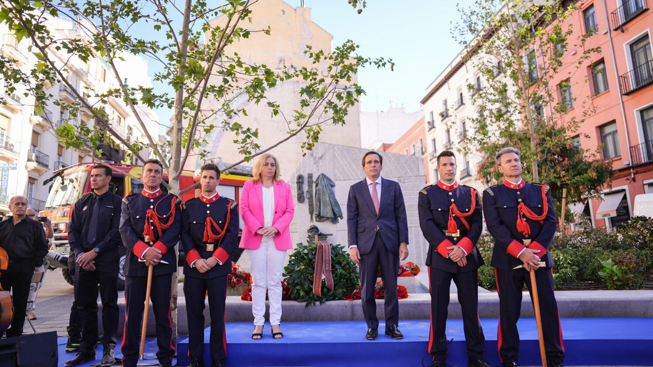 Honor y recuerdo a los diez bomberos de Madrid fallecidos en los Almacenes Arias