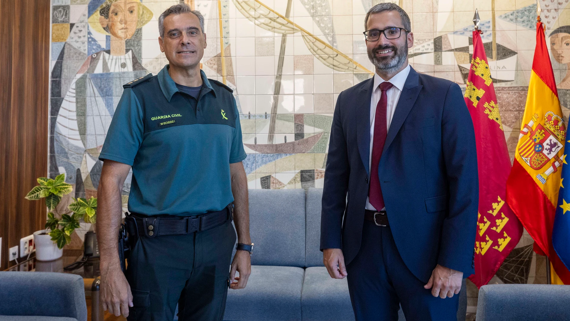 MURCIA, 03/09/2025.-El nuevo delegado del Gobierno en la Región de Murcia, Francisco Lucas, durante un momento de la reunión que ha mantenido con el coronel Jefe de la 5ª Zona de la Guardia Civil Francisco Pulido (i), este miércoles en la delegación del gobierno.. EFE/Marcial Guillén