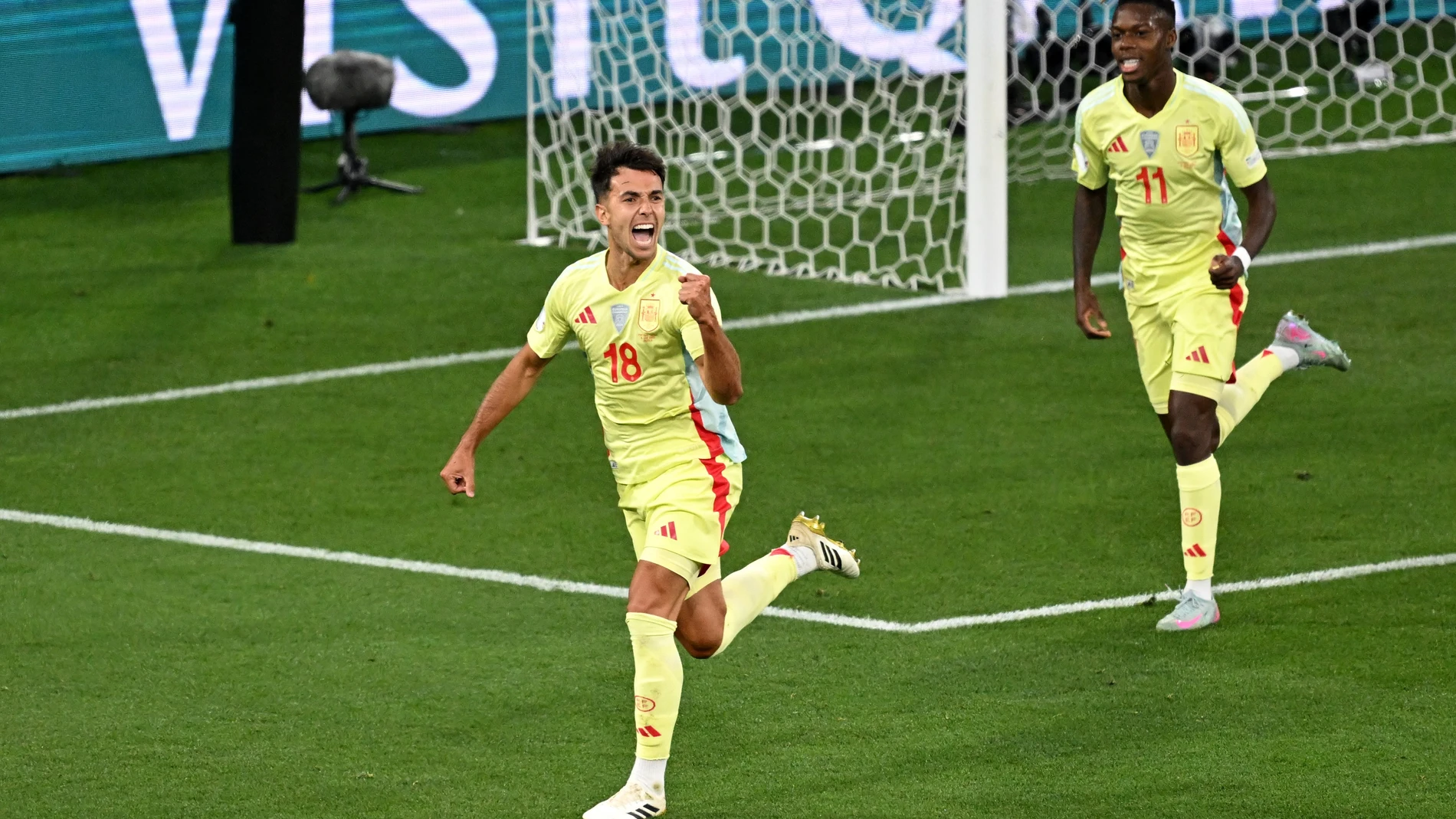 (Foto de ARCHIVO) 08 June 2025, Bavaria, Munich: Spain's Martin Zubimendi (L) celebrates scoring his side's first goal during the UEFA Nations League final soccer match between Portugal and Spain at the Allianz Arena. Photo: Sven Hoppe/dpa 08/06/2025 ONLY FOR USE IN SPAIN