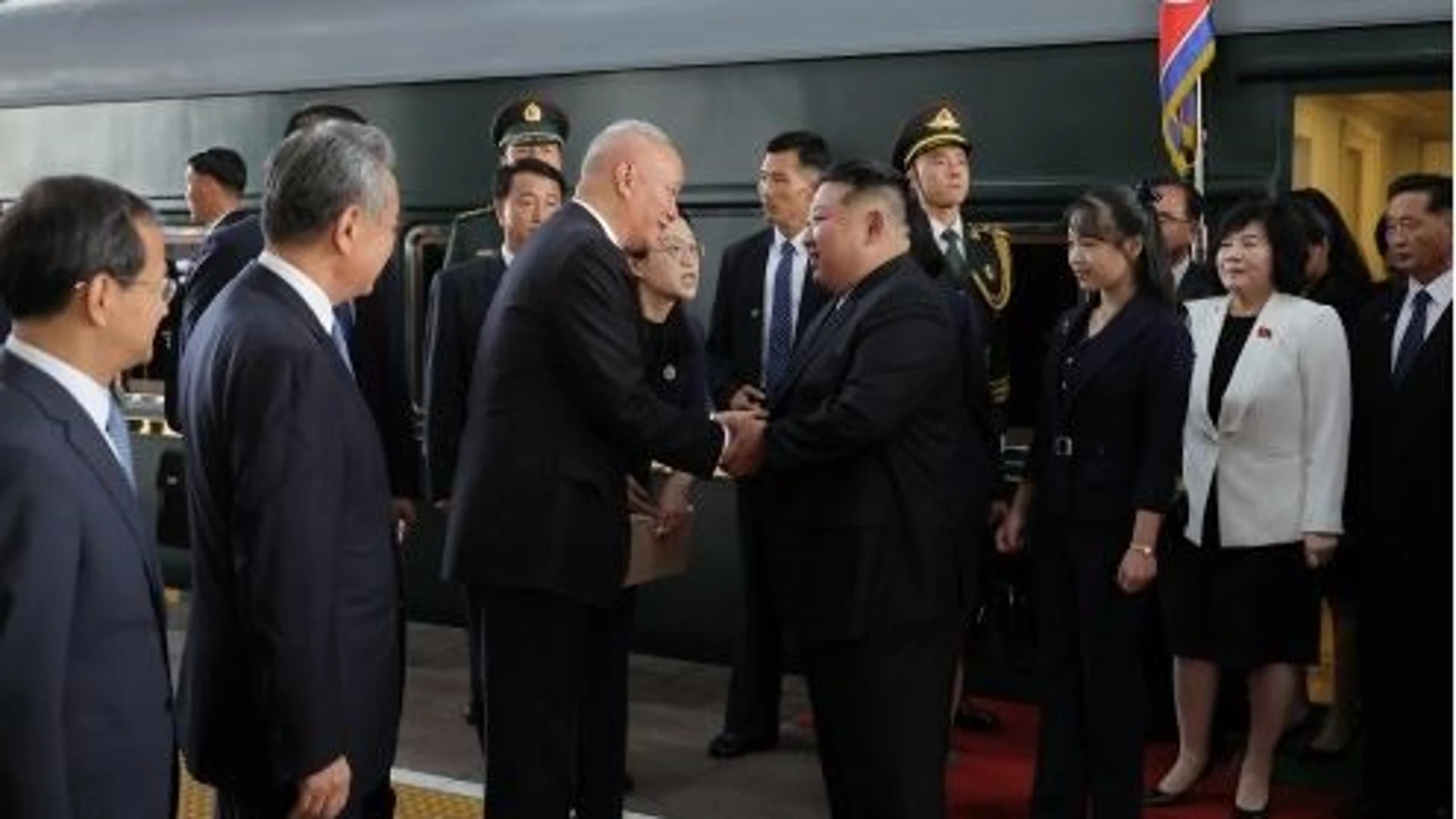 El líder norcoreano, Kim Jong Un, saluda al ministro de Exteriores chino, Wang Yi, con su hija, Kim Ju Ae, a sus espaldas. REMITIDA / HANDOUT por KCNA Fotografía remitida a medios de comunicación exclusivamente para ilustrar la noticia a la que hace referencia la imagen, y citando la procedencia de la imagen en la firma 03/09/2025