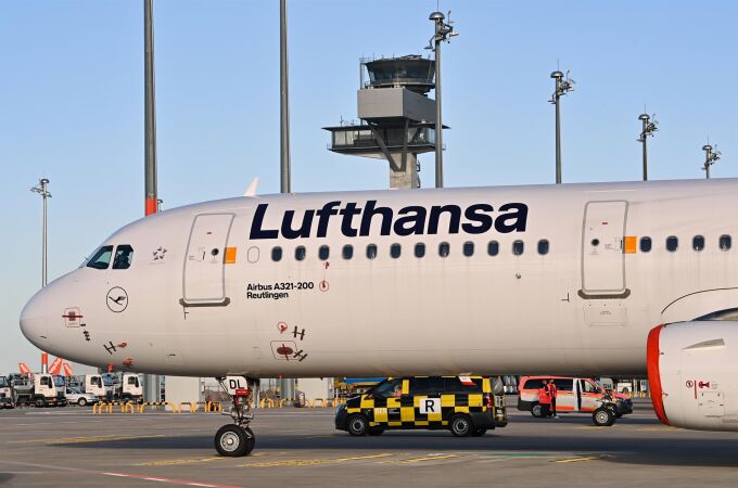 Economía.- Lufthansa coloca una emisión de bonos convertibles por valor de 600 millones para refinanciar deuda