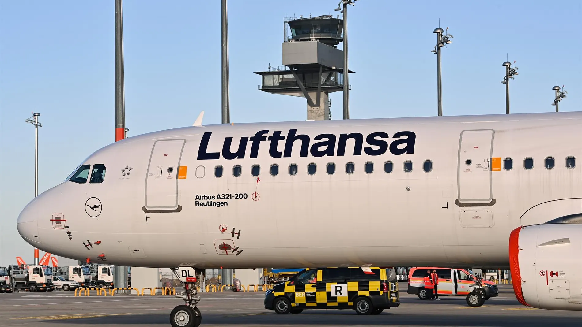 Economía.- Lufthansa coloca una emisión de bonos convertibles por valor de 600 millones para refinanciar deuda