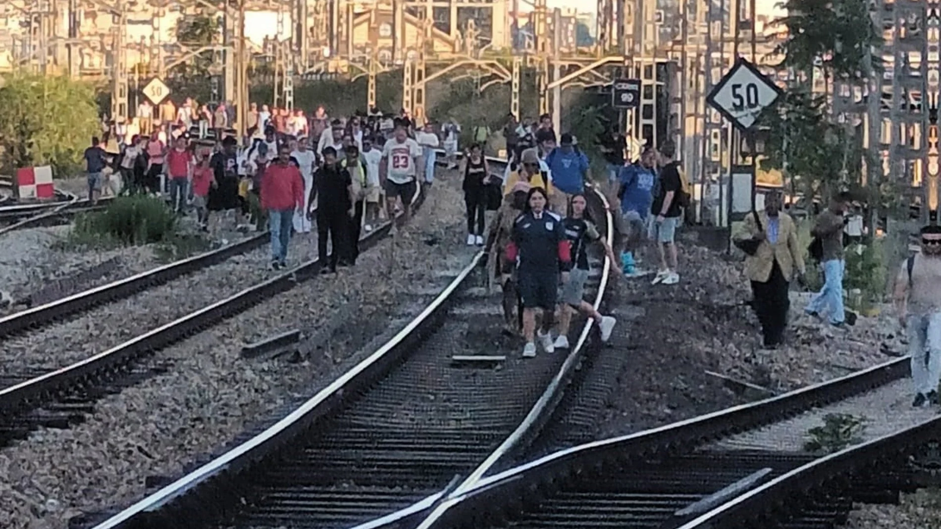 Pasajeros de Cercanías ocuparon las vías en las proximidades de Atocha tras una avería que afecta a varias líneas